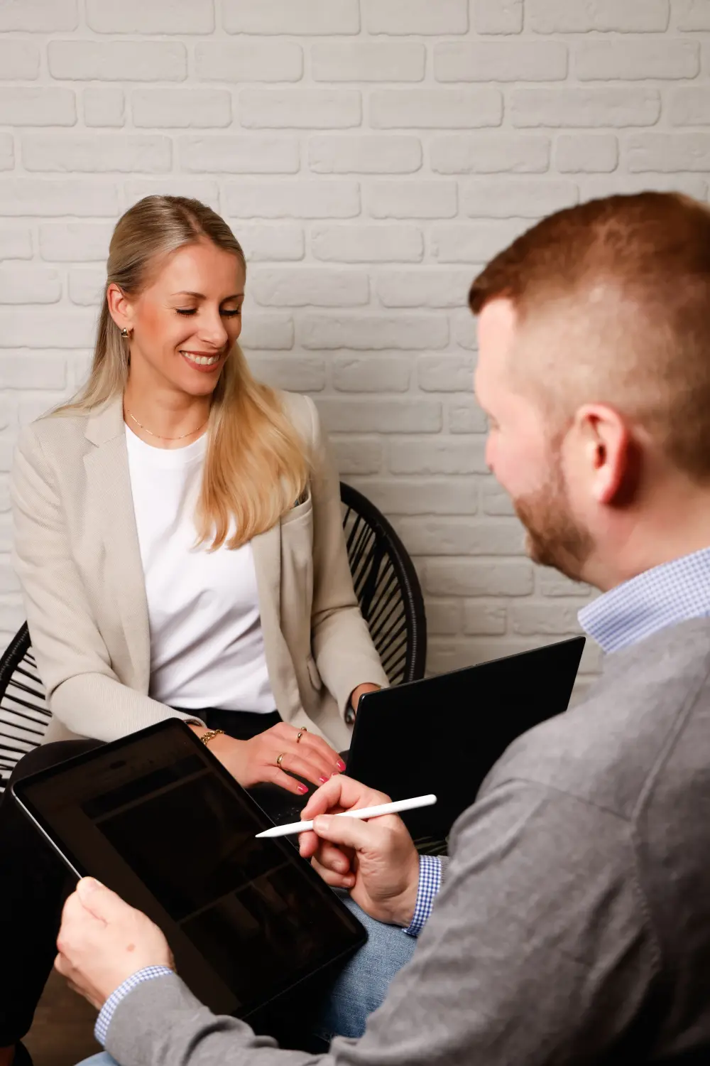 Immobilien Berger GmbH - Menschen, die diskutieren
